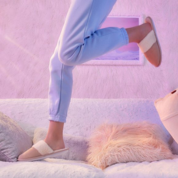 Chinese Laundry Faux Fur Slippers Tan/Cream M/L - Picture 3 of 3